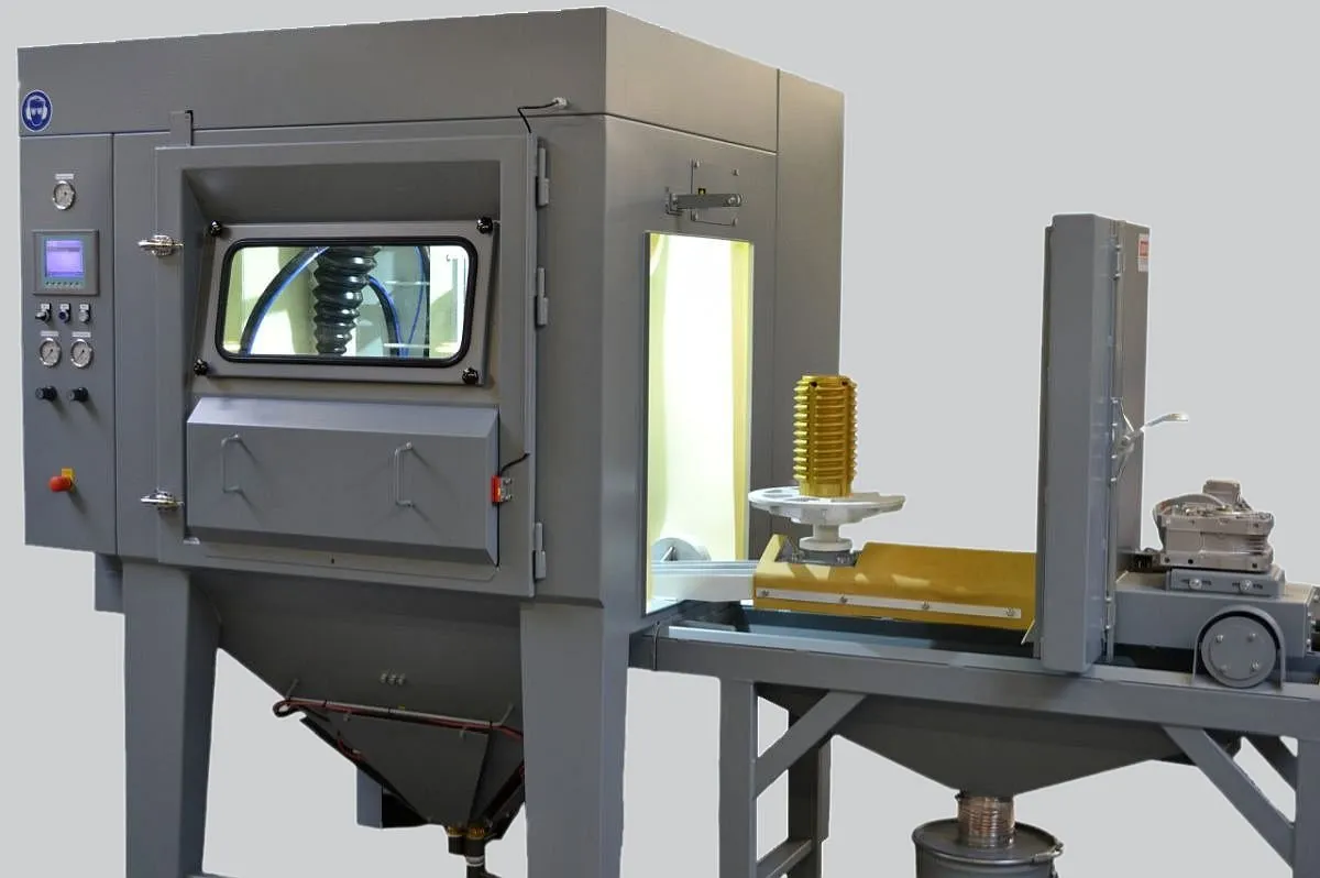 Pískovací kabina s automatickou manipulací