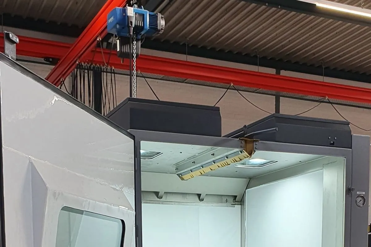 Pískovací kabina s otvorem pro manipulaci jeřábem