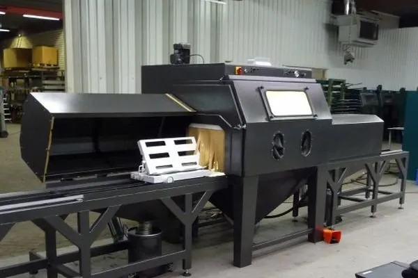 Pískovací kabina s kolejnicovou tratí