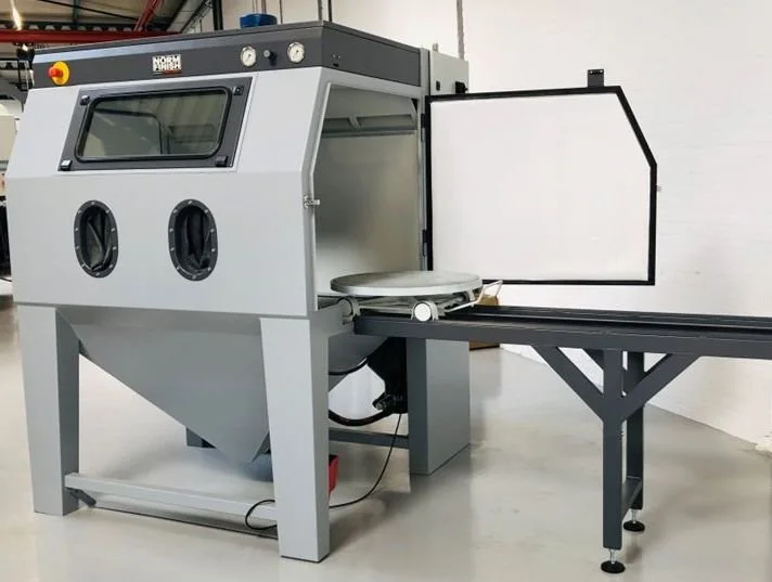 Pískovací kabina s pojízdným otočným stolem na kolejnicích