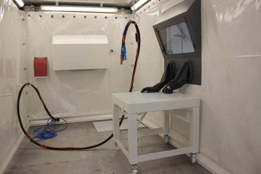 Tryskací komora - kontejner s úpravou pro ruční tryskání z vnějšku