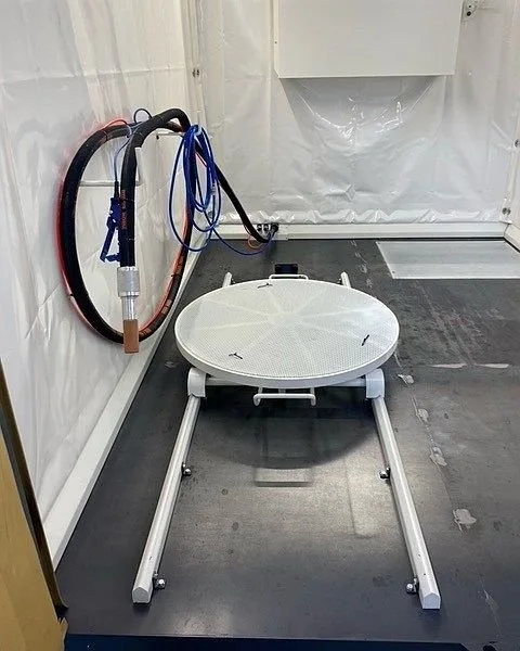 Tryskací komora - kontejner s kolejnicovým systémem a otočným stolem