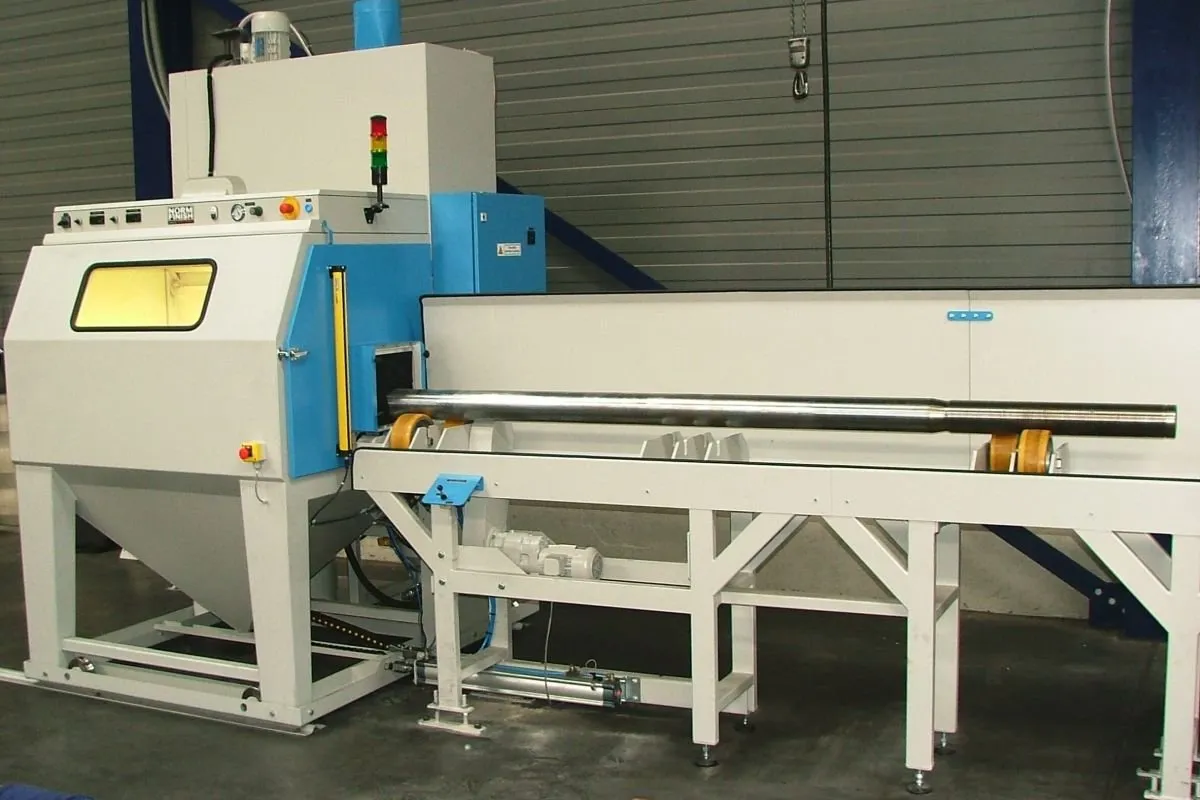 Pískovací kabina s otočným systémem pro tryskání trubek