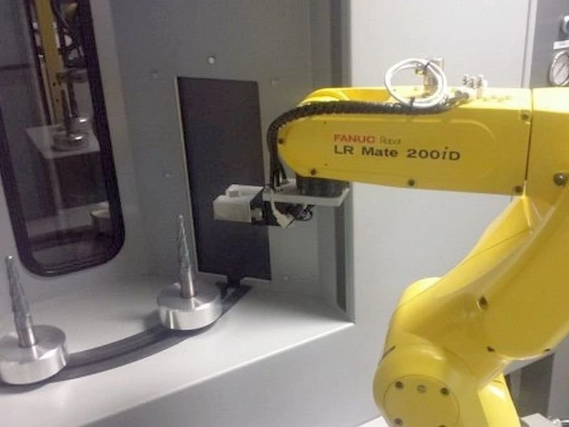 Tryskací kabina s robotickým podáváním