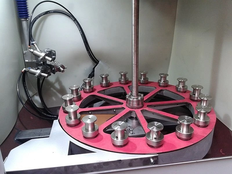 Tryskací kabina se satelitním automatickým systémem tryskání