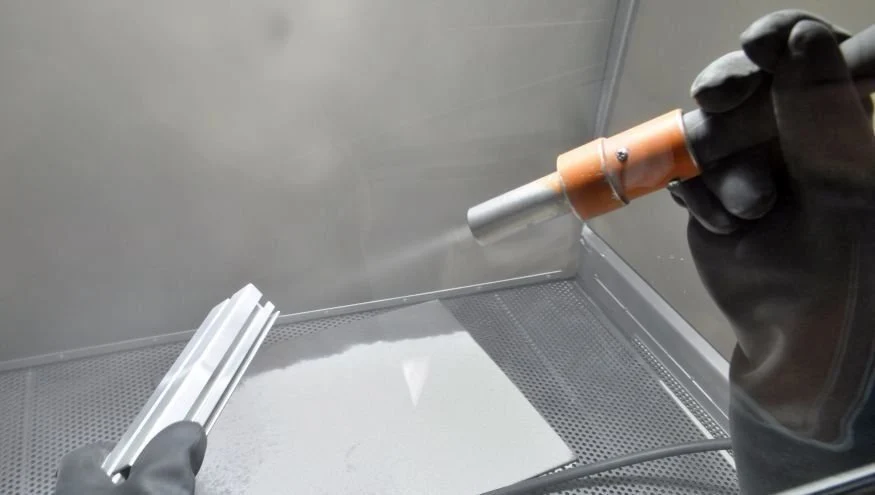 Ruční tryskání v tryskací kabině